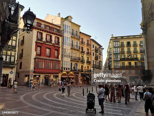 personas caminando en el casco viejo de bilbao, españa - bilbao fotografías e imágenes de stock