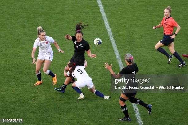 Portia Woodman of New Zealand passes the ball during the Rugby World Cup 2021 Final match between New Zealand and England at Eden Park on November...
