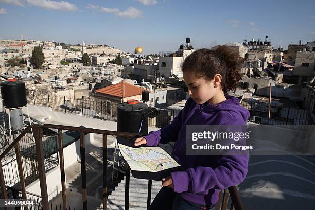 girl with map on wall of the old city of jerusalem - mount of olives stock pictures, royalty-free photos & images