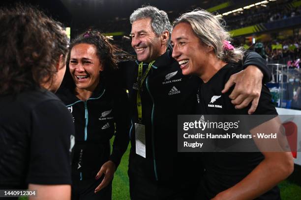 Portia Woodman, New Zealand coach Wayne Smith and Sarah Hirini of New Zealand celebrate victory following the Rugby World Cup 2021 Final match...