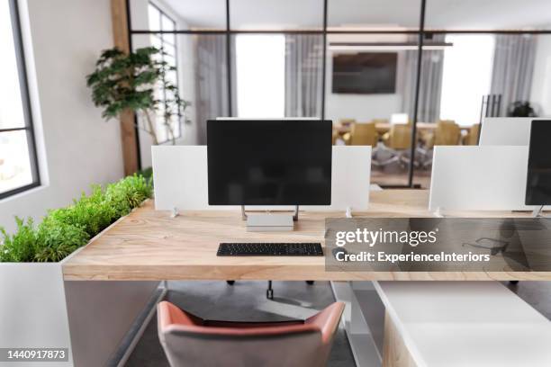 großer leerer monitor auf dem schreibtisch - schreibtisch stock-fotos und bilder