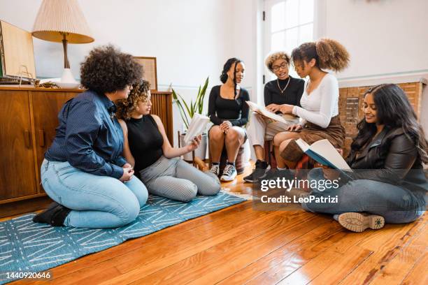 book club, group of young students reading together - book club meeting stockfoto's en -beelden