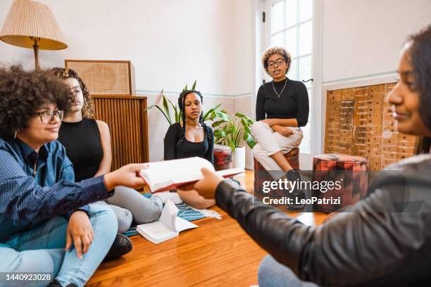 book club, group of young students reading together - passing giving stockfoto's en -beelden