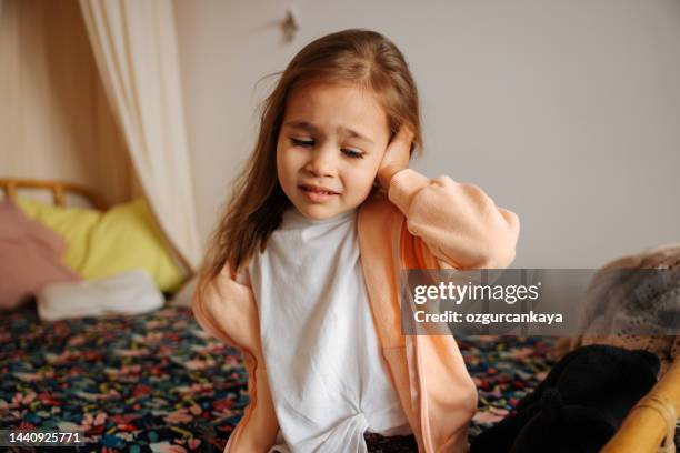niña pequeña con dolor de oído - enfermedad contagiosa fotografías e imágenes de stock