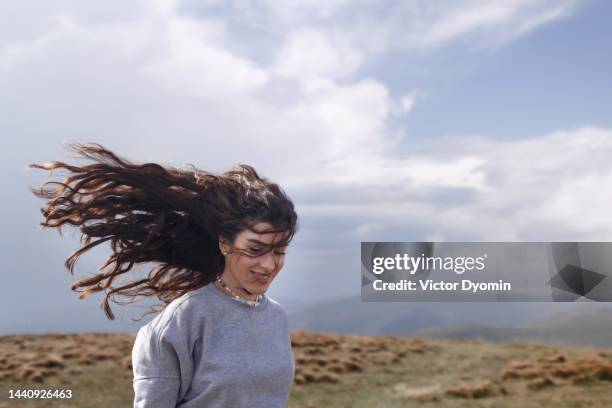 smiling brunette on the top of the mountain - hair brunette imagens e fotografias de stock