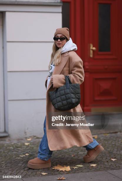 Sonia Lyson seen wearing a VeeCollective x Toni Garrn dark green puffer bag, a Frankie Shop beige oversized coat, Ugg plateau ultra mini beige boots,...