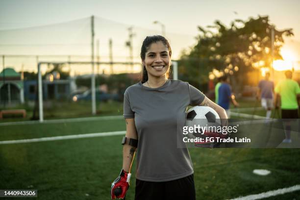 portrait d’une joueuse de soccer amputée d’un milieu adulte sur un terrain de soccer - league all access photos et images de collection
