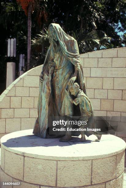 Florida, Miami Beach, Mother And Children By Kenneth Treister, The Holocaust Memorial 1933-1945 Meridian Avenue.