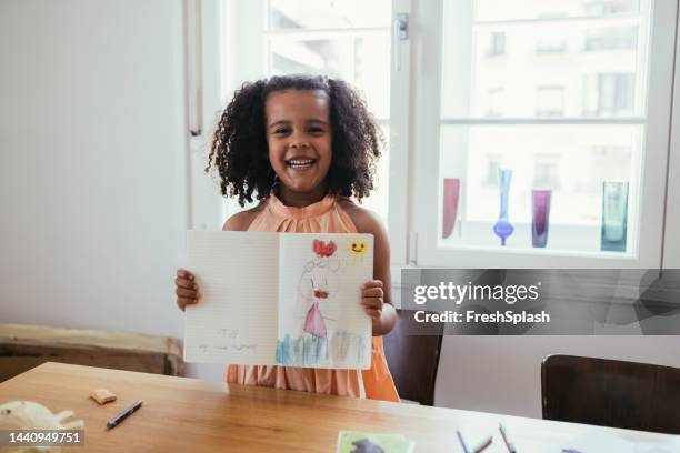 girl proudly showing her drawing - 5 note stock pictures, royalty-free photos & images