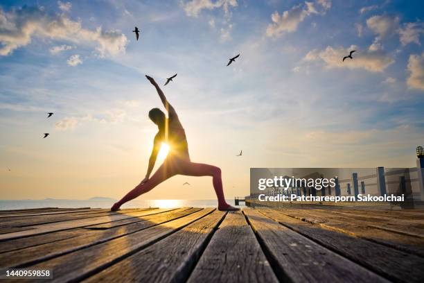 on the bridge yoga - forte beach photos et images de collection