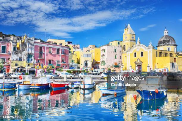 isola di procida, italia - porto turistico foto e immagini stock