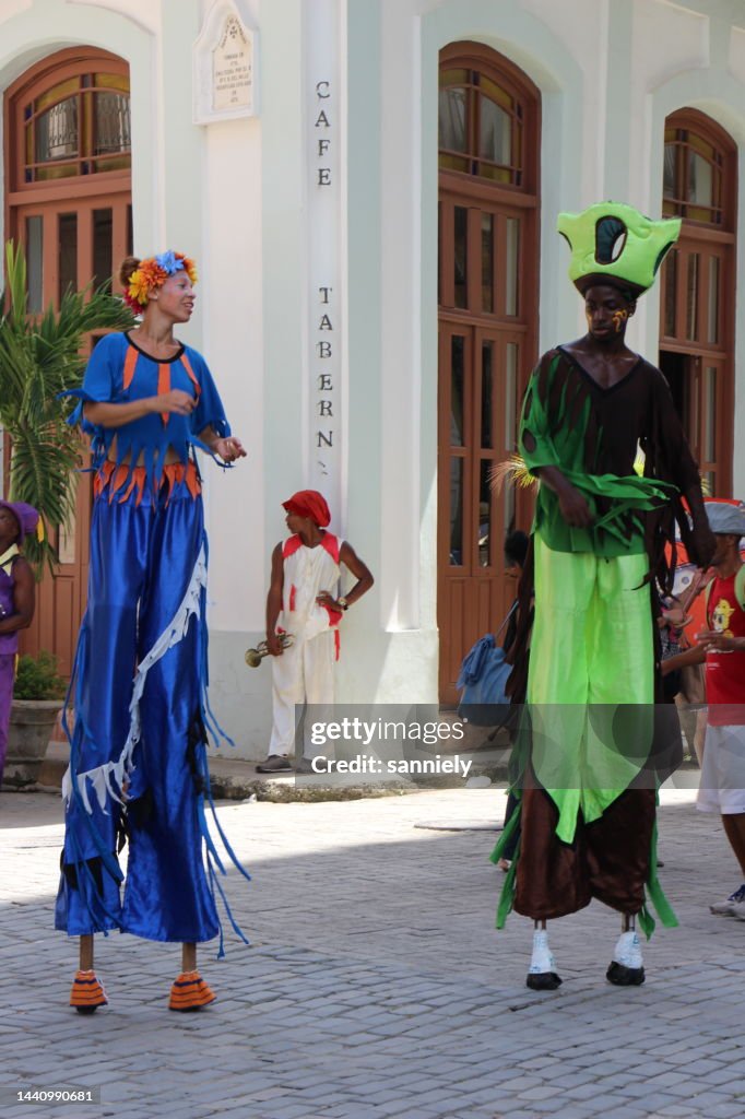 Cuba - La Havane - street performers on stilts