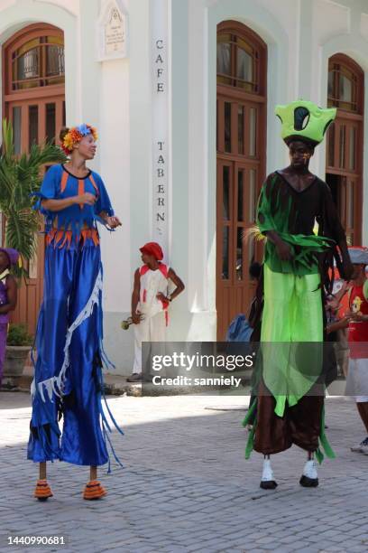 cuba - la havane - street performers on stilts - havana dancing stock pictures, royalty-free photos & images