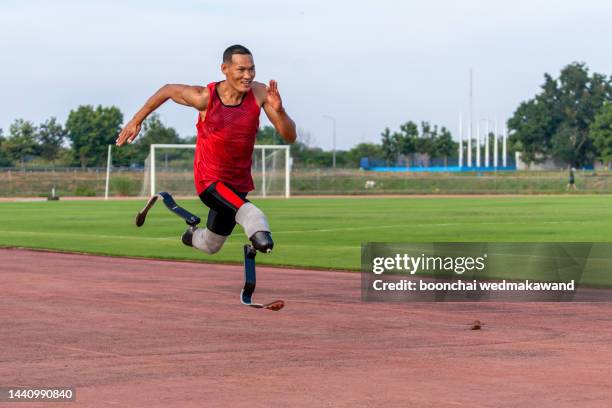 the handicap athlete preparing to start running - gehandicaptenparkeerplaats stockfoto's en -beelden