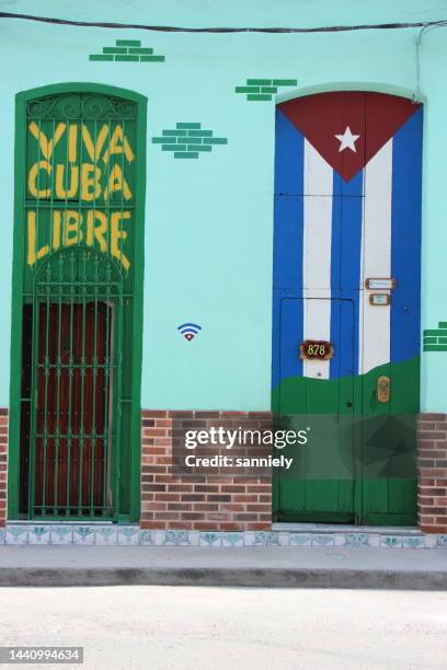 cuba - la havane - old havane - two doors in the old town - havana door stock pictures, royalty-free photos & images