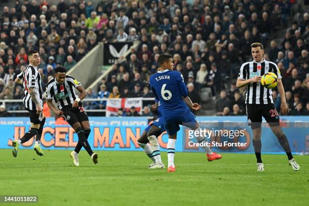 Joe Willock of Newcastle United scores their team's first goal during the Premier League match between Newcastle United and Chelsea FC at St. James...