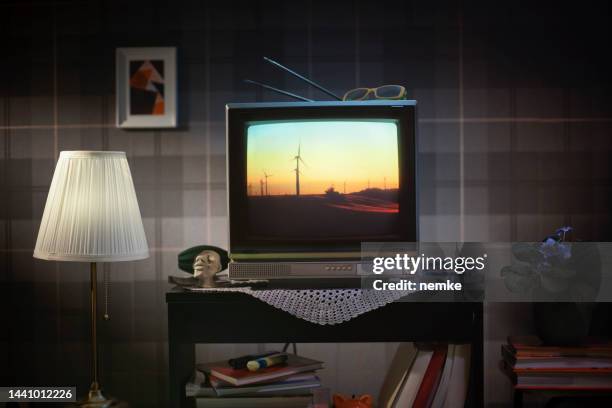 documentary movie on tv - documentaire stockfoto's en -beelden