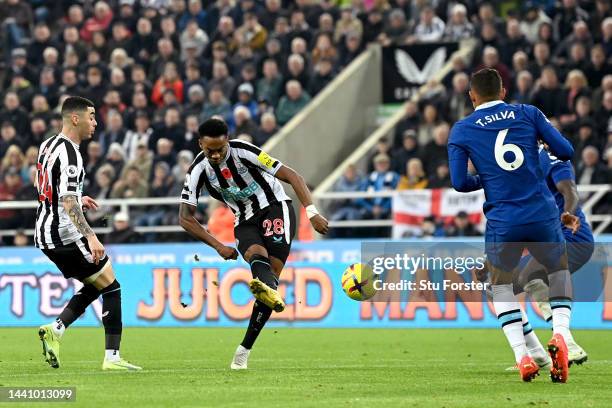 Joe Willock of Newcastle United scores their team's first goal during the Premier League match between Newcastle United and Chelsea FC at St. James...