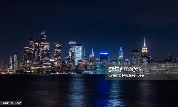 night view of hudson river and midtown manhattan - hoboken - fotografias e filmes do acervo