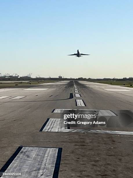 jet taking off at the end of the runway - philadelphia airport stock pictures, royalty-free photos & images