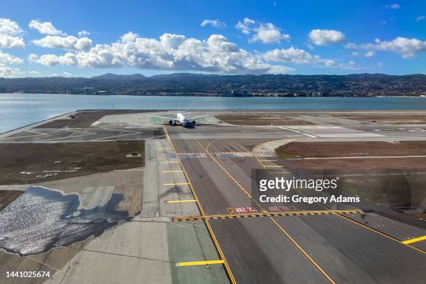 passenger aircraft on the end of a runway - taxiway fotografías e imágenes de stock