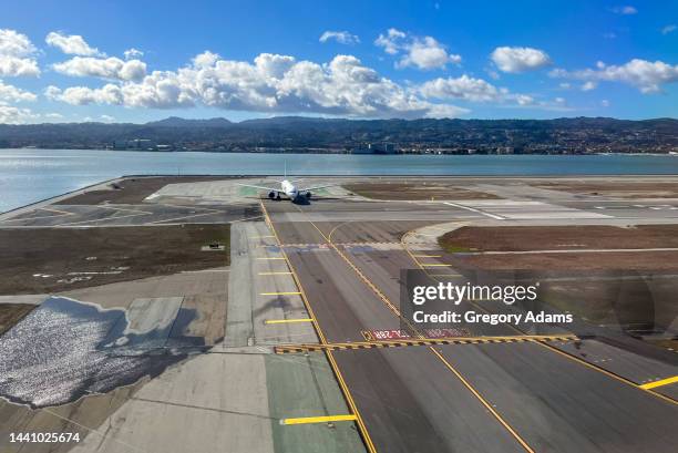 passenger aircraft on the end of a runway - san francisco international airport stock pictures, royalty-free photos & images