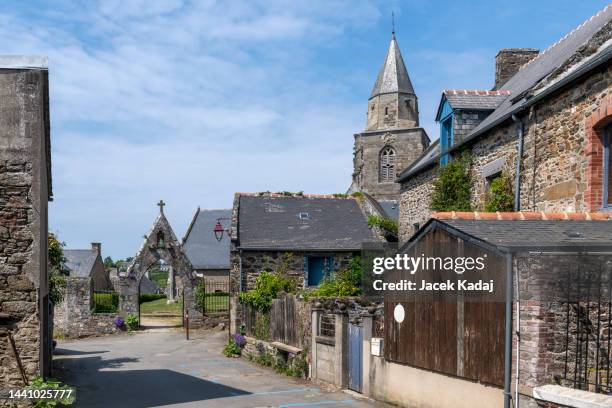 the church in de saint-suliac, brittany - ille et vilaine - fotografias e filmes do acervo