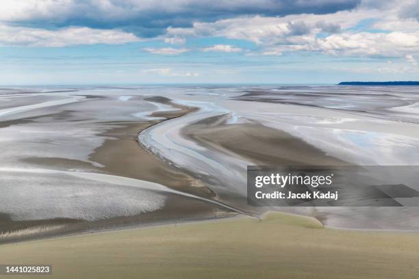 shallows landscape, mont saint-michel abbey - saillie rocheuse photos et images de collection