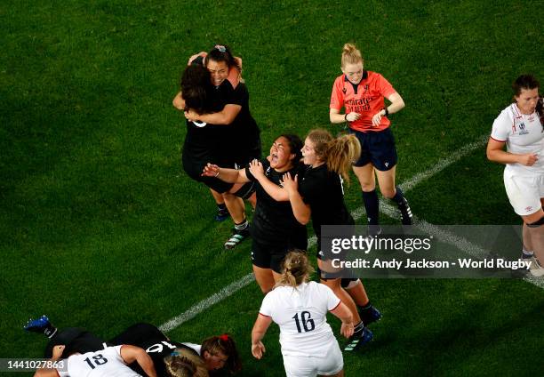 The New Zealand Black Ferns celebrate victory during the Rugby World Cup 2021 Final match between New Zealand and England at Eden Park on November 12...