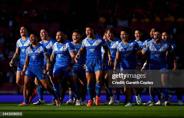 Players of Samoa perform the Siva Tau prior to the Rugby League World Cup Semi-Final match between England and Samoa at Emirates Stadium on November...