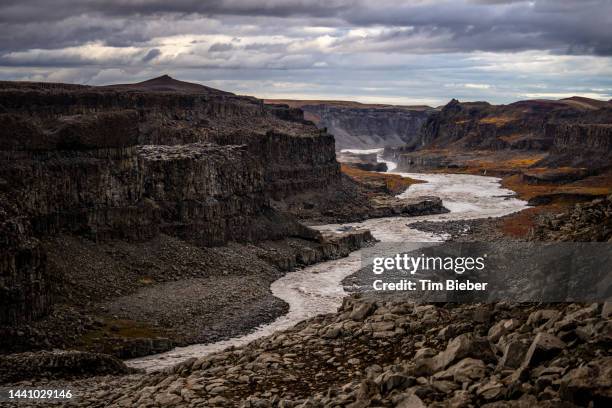 dettifoss waterfall canyon with curving river. - dettifoss falls stock pictures, royalty-free photos & images