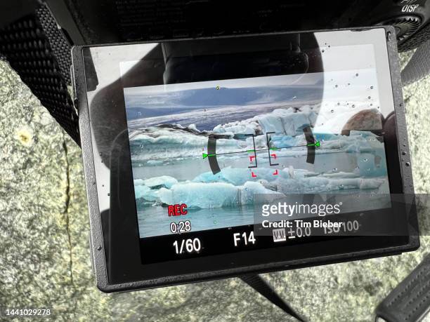 camera viewfinder jökulsárlón glacier lagoon. - climate change news stock-fotos und bilder