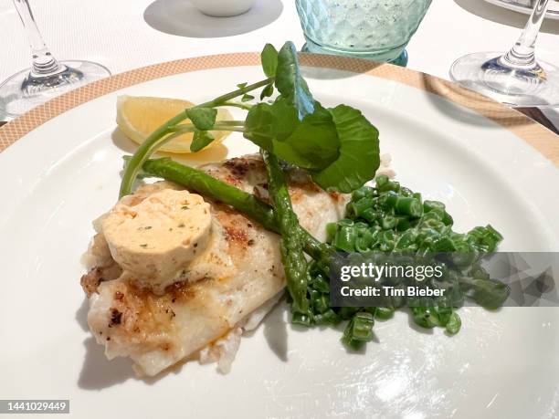 sautéed fish with asparagus and butter. - lemon sole photos et images de collection