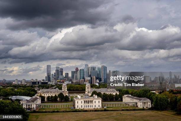 london skyline, with the queen's house in the foreground. - national maritime museum london stock pictures, royalty-free photos & images