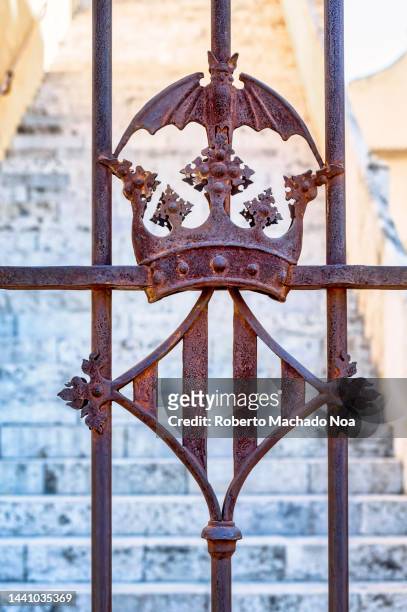 gate detail in the quart towers - old castle entrance stockfoto's en -beelden