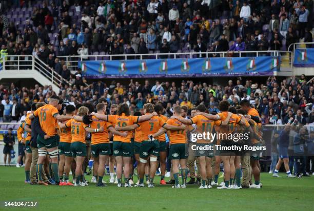 The Australian team gathers in a circle at the end of the Autumn International match between Italy and Australia at Stadio Artemio Franchi on...