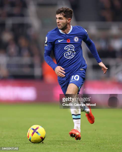 Christian Pulisic of Chelsea runs with the ball during the Premier League match between Newcastle United and Chelsea FC at St. James Park on November...