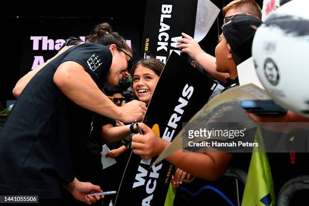 Ruby Tui of the Black Ferns talks with Lucia who received her winning medal during the New Zealand Black Ferns Rugby World Cup 2021 fan reception...