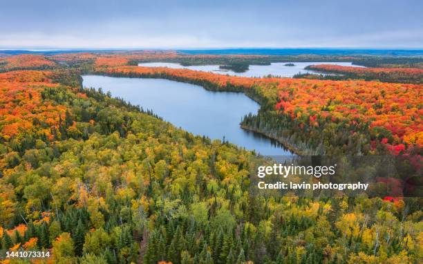 mt. sophie tower horizontale ansicht - minnesota stock-fotos und bilder