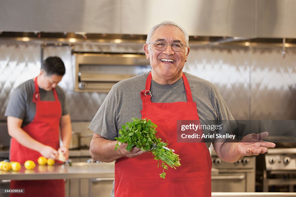 Nos Chefs travaillant dans une cuisine commerciale