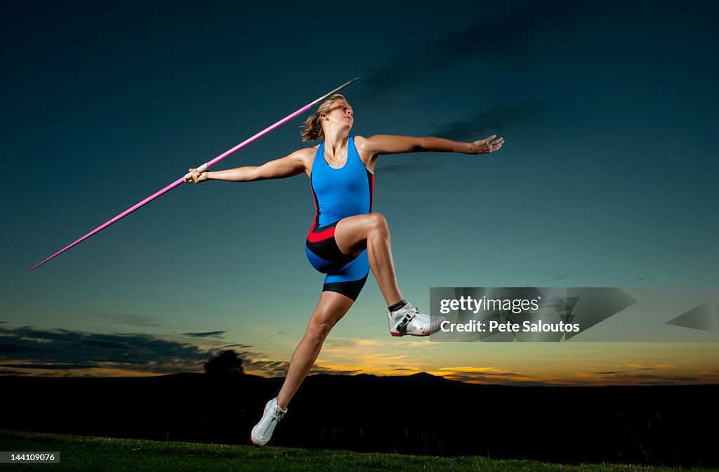 Caucasiana atleta objetivo dardo