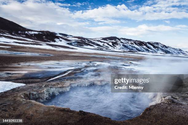 islanda namafjall geothermal area in inverno vulcanico námafjall myvatn - sorgente di acqua calda foto e immagini stock