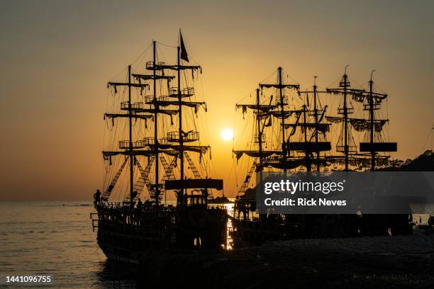 tall ship in the mediterranean ocean at sunset - galleon - fotografias e filmes do acervo
