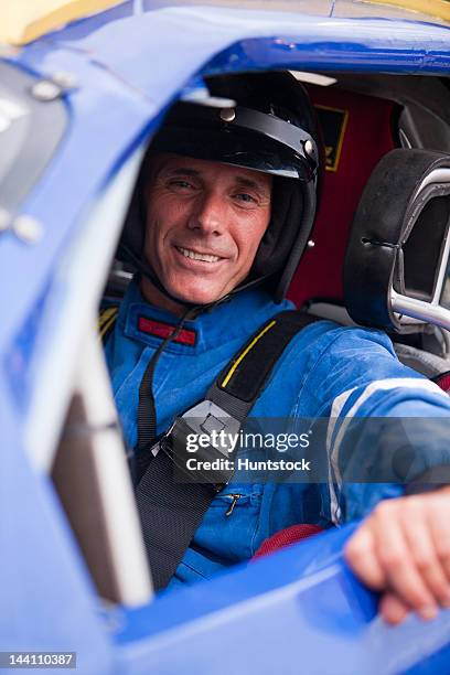 desativado piloto de carro de corrida de stock car modificados para incapacidade ar - piloto de carro de corrida imagens e fotografias de stock