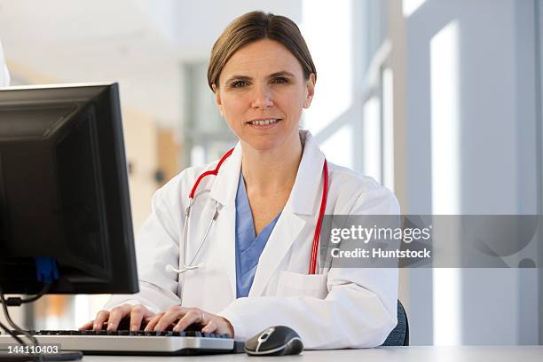 Nurse Ringing Computer Ma Nurse Photos and Premium High Res Pictures - Getty Images