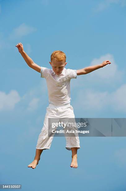 menino na flutuar no ar - legs apart imagens e fotografias de stock