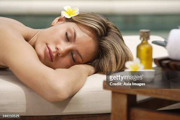 frau liegen auf massagetisch im freien - bali massage stock-fotos und bilder