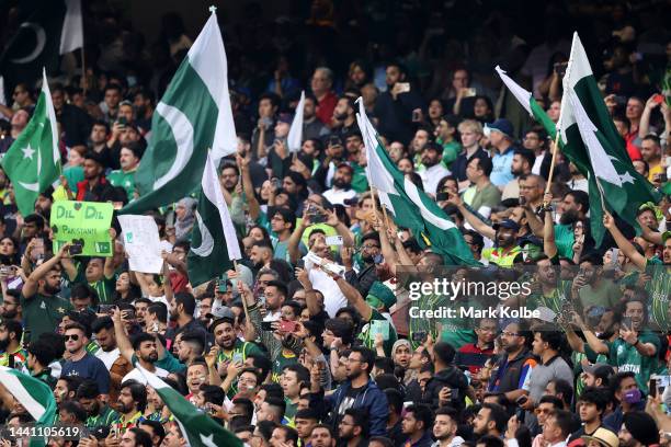 Crowds cheer ahead of the ICC Men's T20 World Cup Final match between Pakistan and England at the Melbourne Cricket Ground on November 13, 2022 in...