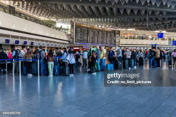 innerhalb des frankfurter flughafens - frankfurt international airport stock-fotos und bilder