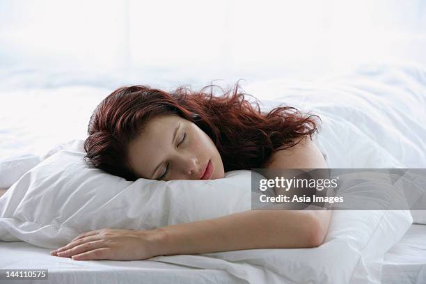 femme endormie - allongé sur le devant photos et images de collection